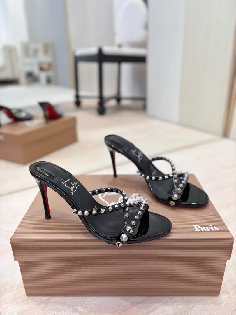 Plant price 𝐶ℎ𝑟𝑖𝑠𝑡𝑖𝑎𝑛 𝐿𝑜𝑢𝑏𝑜𝑢𝑡𝑖𝑛Red bottom heights and series.🍷🍷 ♪ When the sun goes through the city ♪, You need a couple of meetings.「# Light #」High heels.. Rink Shoes Series, Light the summer streets with saturation.: ●The glow is green like a morning butter and milk shake., Lighting the tediousness of the commute.. ●The bright oranges are like falling gold., Let dating time bring a filter.. ●The classic black nails hide the vehement., The workspace is full in one second.. Every pair of shoes is a love poem for the city., The nails are refractioning the starlight between steps.. There's no need to catch up with the tide., You're the tide itself.——Step on it.CL, Make every step focus., ♪ And make the ordinary routines ♪TThe show.. 【Material】 ✅Uchi.: In the sheep's skin. ✅Otsumi!: The original is really a big one. ✅Colours: Come to color the card. ✅Codes: 34-42 (34.40.41.42No re-election.） ✅He's tall.: 10.5cm