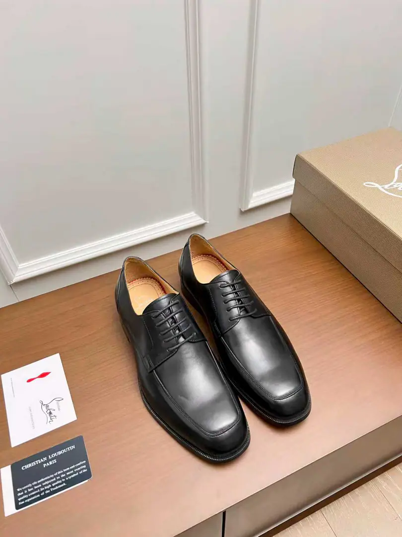 CL The new guy's wearing a Derby shoe. Christia* Loubouti* Red bottom shoes. Red-dipedic luxury., Remodel the rectangular boundaries of leisure. I'm very innovative in material selection., Create a rich visual and tactile experience at the level of different material collisions！ Use top-of-the-line cow skin./- The bright side./♪ I'm gonna put the technology into the search ♪ Shoes face integration using manual stitching, The pin's feet are even., It's based on the platonic shoes of the square head., Lines are falling down the atmosphere., The man in the suit is a hard-ass.. A metal nail on the shoe face., I'll give you a personal detail for the classic LeFleur shoe., Breaking the common sense of leisure shoes., Jean.“Low profile luxury.”I've got a visual expression.. From the original color inside the shoes/Red cow skin lined to the bottom of red shoes with a full recognition., “Red Bottom”Not just the brand's visual identification., And I'm a walking man.“Luxury code”, The red soles that unwittingly appear., ♪ Passing taste and identity in a moment ♪. Illustrated from material, To design personality integration, And then the craft's heart., Christy.·The Rubuto Boys' LeFoo Shoes Series is not just a pair of leisure shoes., And a man.“Yapungue.”They're armed.. It's not just a business-friendly meeting., Or is it a routine fashion?, It can be“Red Deedby.”♪ The gesture of the world ♪, You're a man of style on every occasion.. Standard leather shoe code number: 39～44# （38.45.46🉑️Do it.）