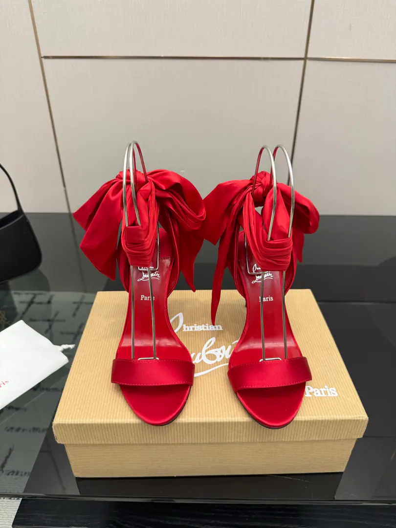 TopChristian Louboutin | 2026s𝐒OriginalCLThe newest pair of heels.～ Fashion-based red-drinking sandals. New red metal and hot rose heels. Nothing to say is a whole lot of crazy.💋#A deadly temptation. Material: Import silk. Uchi.: In the sheep's skin. Otsumi!: The original import top is a big one. Size: 35–42（35.40.41.42）Make a no-refund order. He's tall.: 10cm