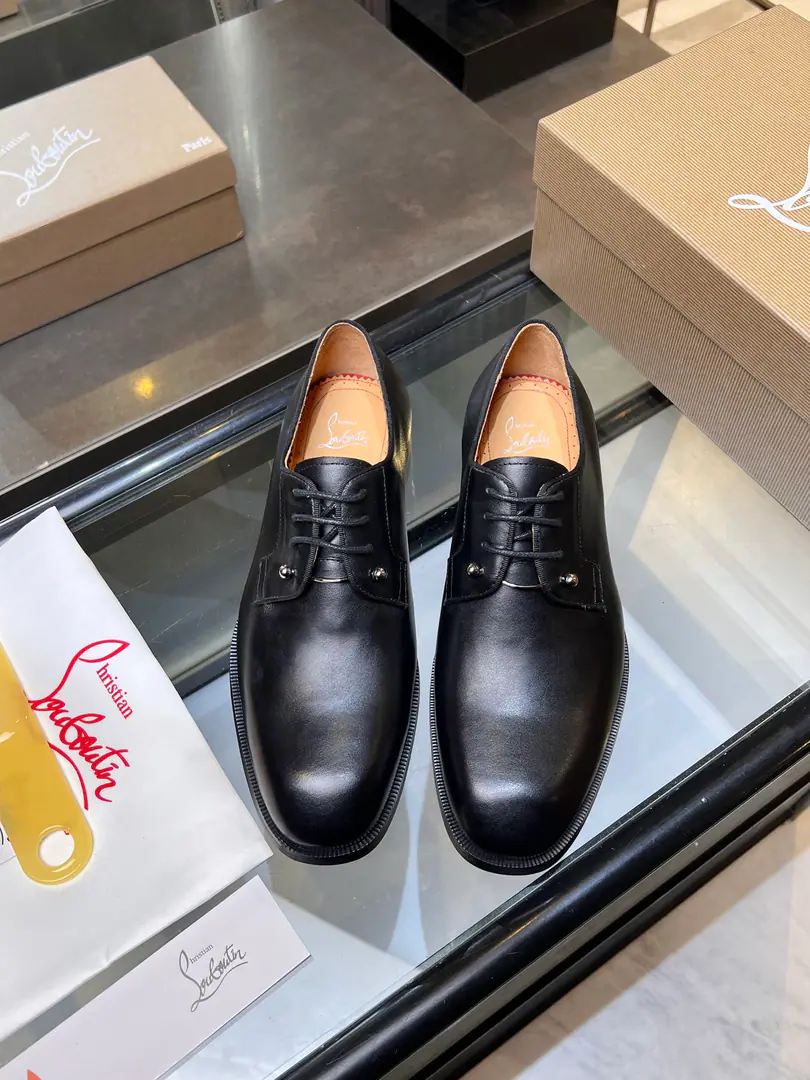 CL The new guy's wearing a Derby shoe. Christia* Loubouti* Red bottom shoes. Red-dipedic luxury., Remodel the rectangular boundaries of leisure. I'm very innovative in material selection., Create a rich visual and tactile experience at the level of different material collisions！ Use top-of-the-line cow skin./- The bright side./♪ I'm gonna put the technology into the search ♪ Shoes face integration using manual stitching, The pin's feet are even., It's based on the platonic shoes of the square head., Lines are falling down the atmosphere., The man in the suit is a hard-ass.. A metal nail on the shoe face., I'll give you a personal detail for the classic LeFleur shoe., Breaking the common sense of leisure shoes., Jean.“Low profile luxury.”I've got a visual expression.. From the original color inside the shoes/Red cow skin lined to the bottom of red shoes with a full recognition., “Red Bottom”Not just the brand's visual identification., And I'm a walking man.“Luxury code”, The red soles that unwittingly appear., ♪ Passing taste and identity in a moment ♪. Illustrated from material, To design personality integration, And then the craft's heart., Christy.·The Rubuto Boys' LeFoo Shoes Series is not just a pair of leisure shoes., And a man.“Yapungue.”They're armed.. It's not just a business-friendly meeting., Or is it a routine fashion?, It can be“Red Deedby.”♪ The gesture of the world ♪, You're a man of style on every occasion.. Standard leather shoe code number: 39～44# （38.45.46🉑️Do it.）