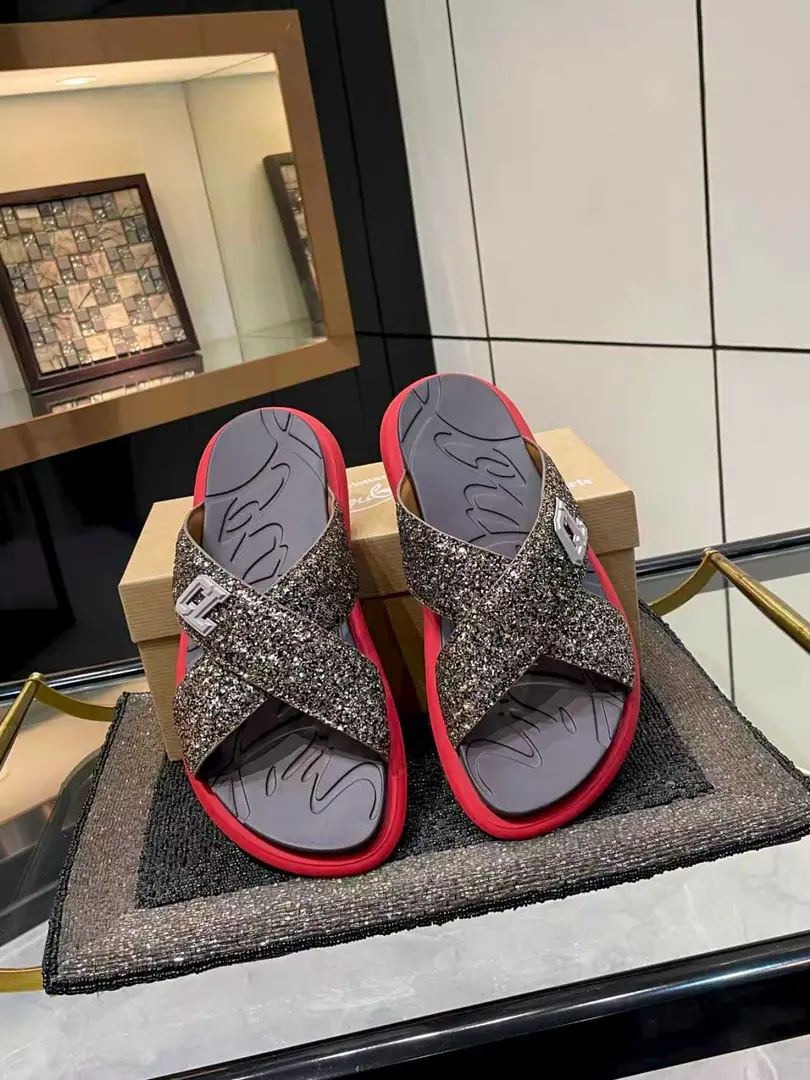 Christian Louboutin Lupertin.CL Red bottom shoes. Take It EasySeries The nails. - Slugs. Original procurement development Make the goods. Original procurement development Make the goods. It's full of summer.Take It EasyMoeller's shoes are made of black rubber., The soles of the shoe are marked with a designer signature.. The shoe gang's broad-flashed straps are scalded with a special colored coronary., Original modeling of slide-resistant rubber material Size: Men39-46
