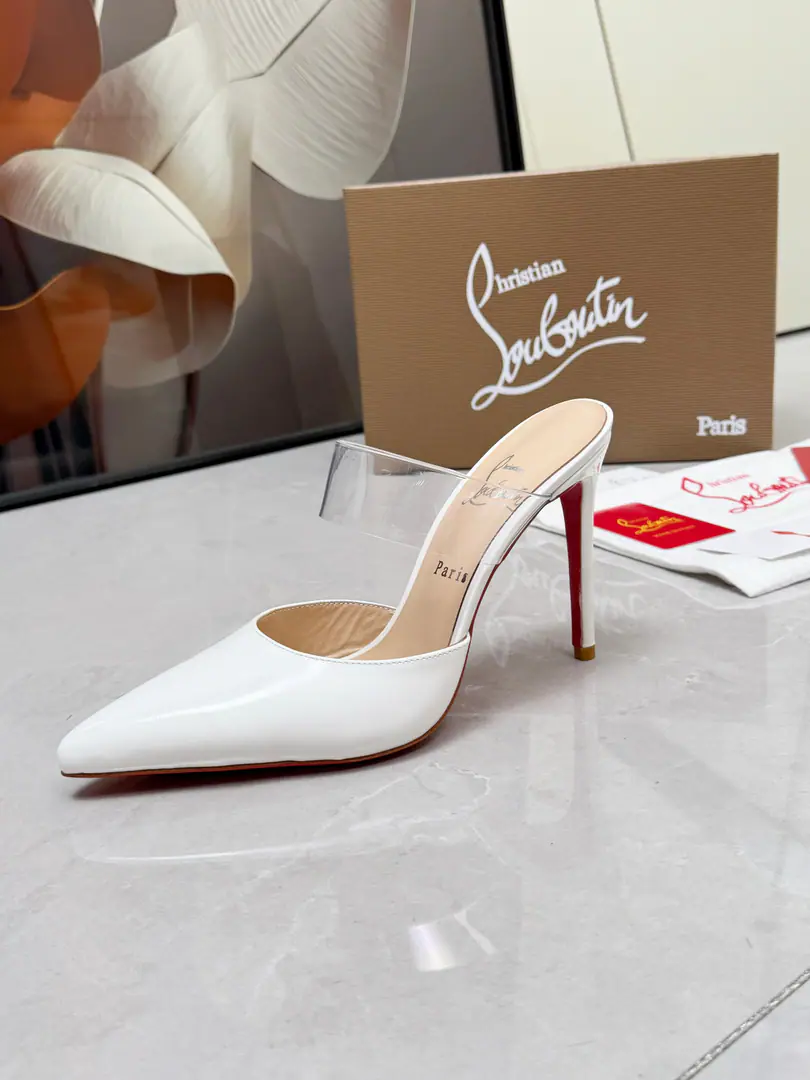 ChristianLouboutinLupertin. CLRed bottom shoes.‖ Global limit！A blessing from Las Vegas.❤The miraculous neon from Las Vegas.🎆 Manual, Fine process❗Collection-level works❗ It's absolutely sucking.🌟 Classic paint-skinned film with high heels. Fine It's beautiful. It's beautiful. Fashion sandals. "Standing high heels." There's no resistance. Sexy goddess. Unmask the invincible woman. ♪ The colorful red ♪ Like the red blanket the queen was on the top. The air field is open in minutes. In love and in work. - Red! It's a particularly fascinating thing. Women are so good.！It's for all kinds of parties. 💎 The undefeated classic. It's a one-to-one-open custom. 🍳Fabulous.: Original Materials 🍳Uchi.: Importing soft sheep's skins and putting feet inside them. 🍳Otsumi!: Original Unique Real Skin 🍳He's tall.: 10.5cm 🍳Color: Black and white. Almond skin. White paint. Red paint.4Colour 🍳Size: 35-39（40/41/42/43I'll make sure I don't change it.）Standard Code 🍳Packaging: Bags with bags., Card