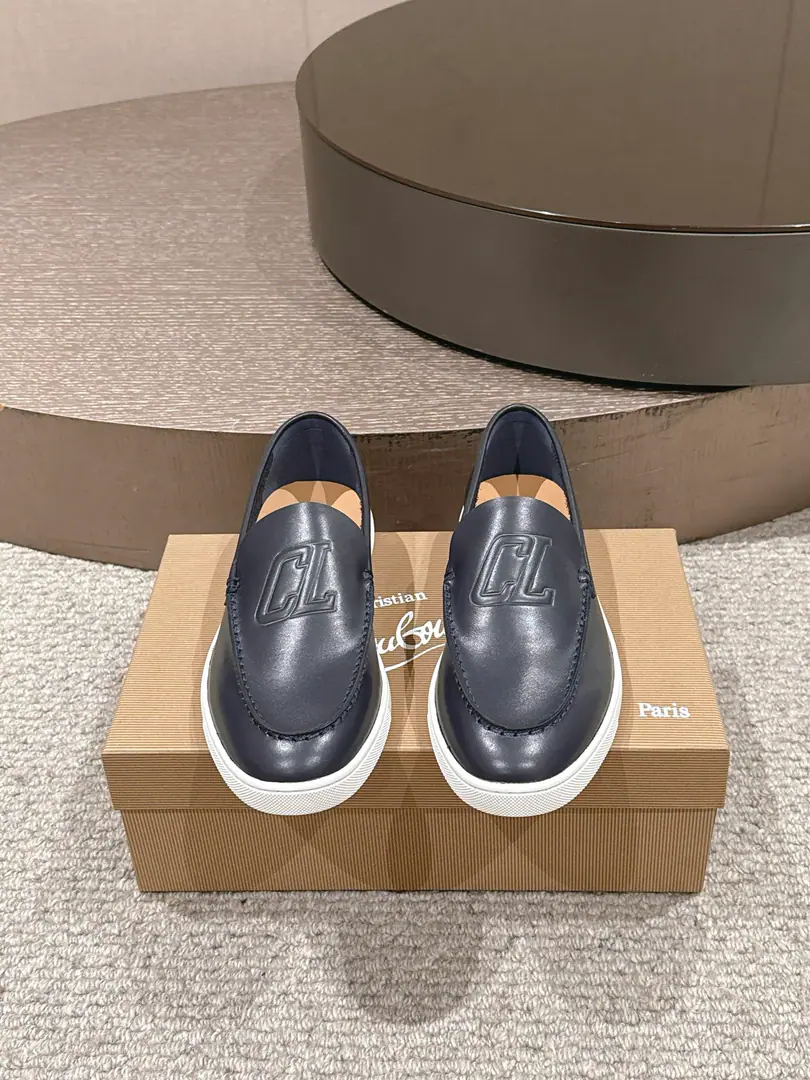 CL Christia* Loubouti*（Red bottom shoes.） Chambeliboat LeFlell Shoes. The Italian man's new shoes on the leisure boat.🆕 Every pair of Italian hand-made shoes with a simple classic., The upper feet are very comfortable.！ This shoe face is in the eye, cow skin., Handmade shoe face Little crossband metal shoe buttons instead of shoelaces are more of a look., It's invisible.. The little cow has a comfort in skin. Original rubber film combination, ♪ And it's a beautiful look ♪. It's a very good feeling.. Unpackaged launch, Multicolor🉑Select！ Standard leather shoe code number: 39～46（45.46Do it.）