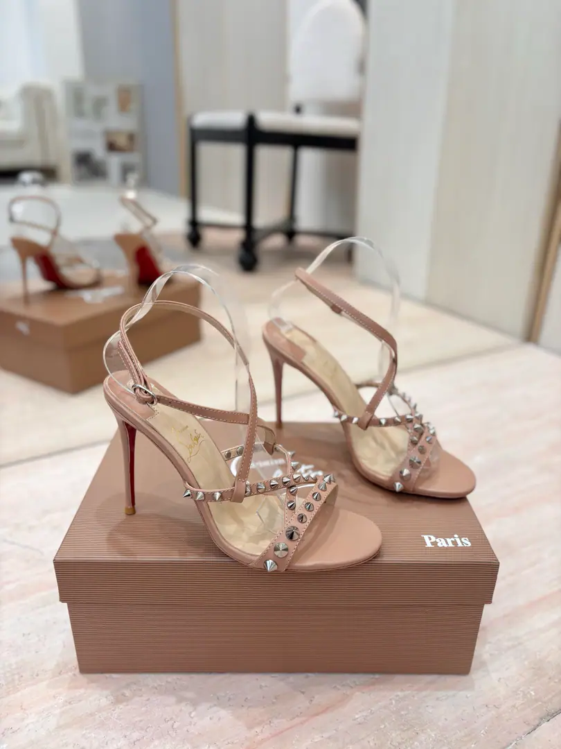 Plant price 𝐶ℎ𝑟𝑖𝑠𝑡𝑖𝑎𝑛 𝐿𝑜𝑢𝑏𝑜𝑢𝑡𝑖𝑛Red bottom heights and series.🍷🍷 ♪ When the sun goes through the city ♪, You need a couple of meetings.「# Light #」High heels.. Rink Shoes Series, Light the summer streets with saturation.: ●The glow is green like a morning butter and milk shake., Lighting the tediousness of the commute.. ●The bright oranges are like falling gold., Let dating time bring a filter.. ●The classic black nails hide the vehement., The workspace is full in one second.. Every pair of shoes is a love poem for the city., The nails are refractioning the starlight between steps.. There's no need to catch up with the tide., You're the tide itself.——Step on it.CL, Make every step focus., ♪ And make the ordinary routines ♪TThe show.. 【Material】 ✅Uchi.: In the sheep's skin. ✅Otsumi!: The original is really a big one. ✅Colours: Come to color the card. ✅Codes: 34-42 (34.40.41.42No re-election.） ✅He's tall.: 10.5cm