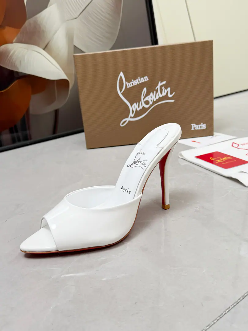 ChristianLouboutinLupertin. CLRed bottom shoes.‖ Global limit！A blessing from Las Vegas.❤The miraculous neon from Las Vegas.🎆 Manual, Fine process❗Collection-level works❗ It's absolutely sucking.🌟 The classic stale-skinned fish with high-mouthed slippers. Fine It's beautiful. It's beautiful. Fashion sandals. "Standing high heels." There's no resistance. Sexy goddess. Unmask the invincible woman. ♪ The colorful red ♪ Like the red blanket the queen was on the top. The air field is open in minutes. In love and in work. - Red! It's a particularly fascinating thing. Women are so good.！It's for all kinds of parties. 💎 The undefeated classic. It's a one-to-one-open custom. 🍳Fabulous.: Original Materials 🍳Uchi.: Importing soft sheep's skins and putting feet inside them. 🍳Otsumi!: Original Unique Real Skin 🍳He's tall.: 10.5cm 🍳Color: Black and white. Almond skin. White paint. Red paint.4Colour 🍳Size: 35-39（40/41/42/43I'll make sure I don't change it.）Standard Code 🍳Packaging: Bags with bags., Card