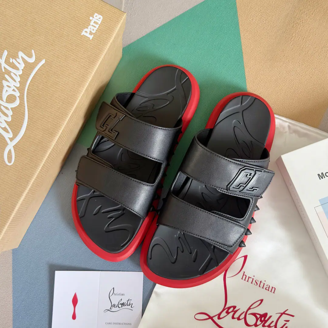 Christian Louboutin Lupertin.CL Red bottom shoes. Take It EasySeries The nails. - Slugs. Original procurement development Make the goods. Original procurement development Make the goods. It's full of summer.Take It EasyMoeller's shoes are made of black rubber., The soles of the shoe are marked with a designer signature.. The shoe gang's broad-flashed straps are scalded with a special colored coronary., Original modeling of slide-resistant rubber material Size: Men39-46