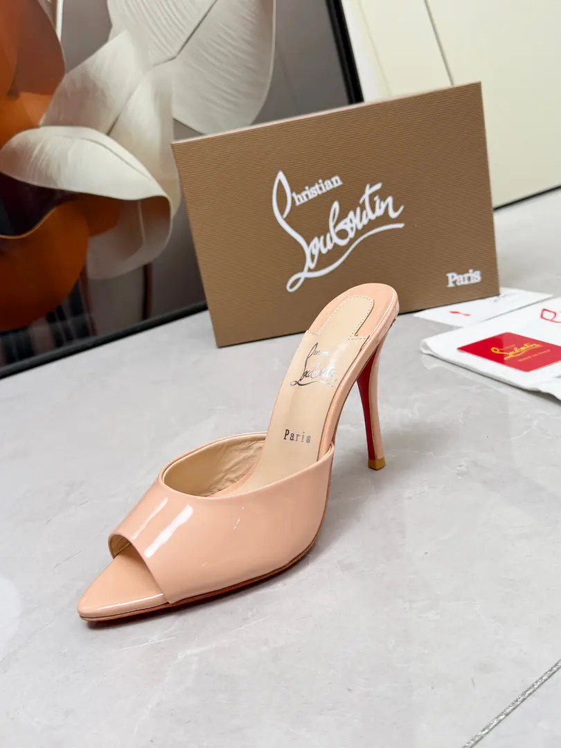 ChristianLouboutinLupertin. CLRed bottom shoes.‖ Global limit！A blessing from Las Vegas.❤The miraculous neon from Las Vegas.🎆 Manual, Fine process❗Collection-level works❗ It's absolutely sucking.🌟 The classic stale-skinned fish with high-mouthed slippers. Fine It's beautiful. It's beautiful. Fashion sandals. "Standing high heels." There's no resistance. Sexy goddess. Unmask the invincible woman. ♪ The colorful red ♪ Like the red blanket the queen was on the top. The air field is open in minutes. In love and in work. - Red! It's a particularly fascinating thing. Women are so good.！It's for all kinds of parties. 💎 The undefeated classic. It's a one-to-one-open custom. 🍳Fabulous.: Original Materials 🍳Uchi.: Importing soft sheep's skins and putting feet inside them. 🍳Otsumi!: Original Unique Real Skin 🍳He's tall.: 10.5cm 🍳Color: Black and white. Almond skin. White paint. Red paint.4Colour 🍳Size: 35-39（40/41/42/43I'll make sure I don't change it.）Standard Code 🍳Packaging: Bags with bags., Card