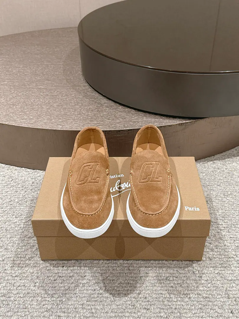 CL Christia* Loubouti*（Red bottom shoes.） Chambeliboat LeFlell Shoes. The Italian man's new shoes on the leisure boat.🆕 Every pair of Italian hand-made shoes with a simple classic., The upper feet are very comfortable.！ This shoe face is in the eye, cow skin., Handmade shoe face Little crossband metal shoe buttons instead of shoelaces are more of a look., It's invisible.. The little cow has a comfort in skin. Original rubber film combination, ♪ And it's a beautiful look ♪. It's a very good feeling.. Unpackaged launch, Multicolor🉑Select！ Standard leather shoe code number: 39～46（45.46Do it.）