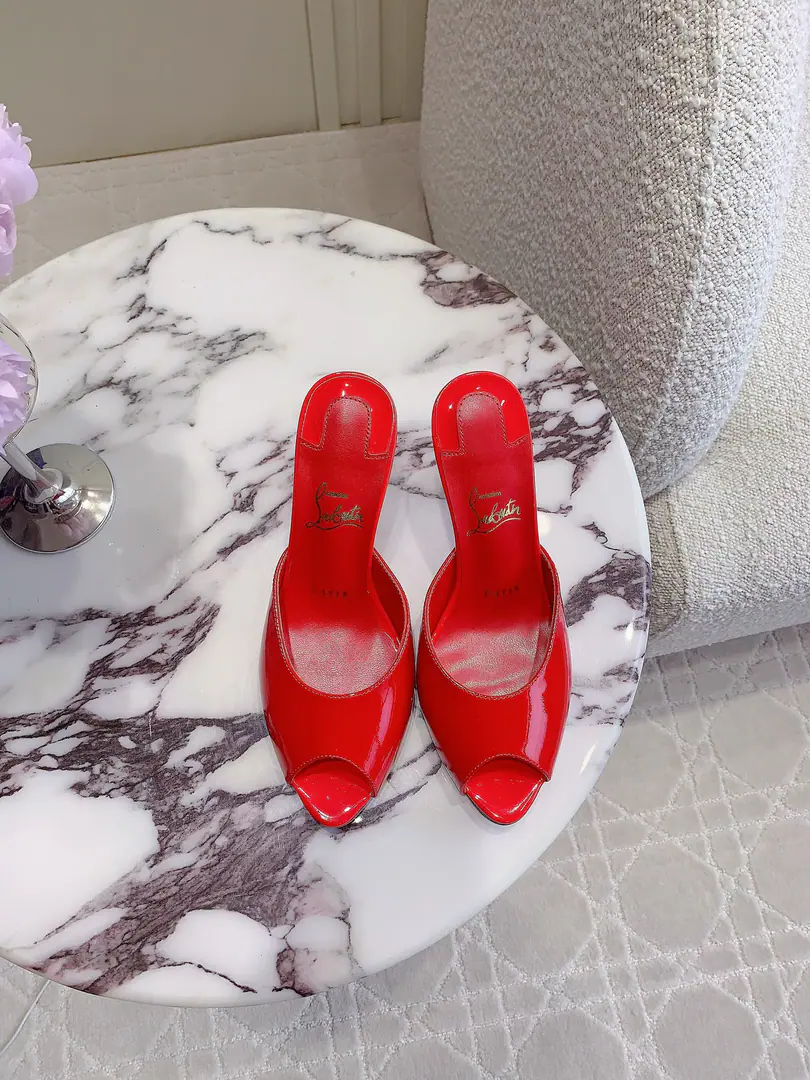 Get out of the factory. Christian Loubouti* New fish with high mouths and sandals. A smooth curve that's a little bit more like a le Man. And she's sexy. The shoes are painted. I'll put my foot on the skin inside. OriginalAR1That's a big top. He's tall. He's tall.9.5cm Size35-39（34.40.41.42.43Do it.）