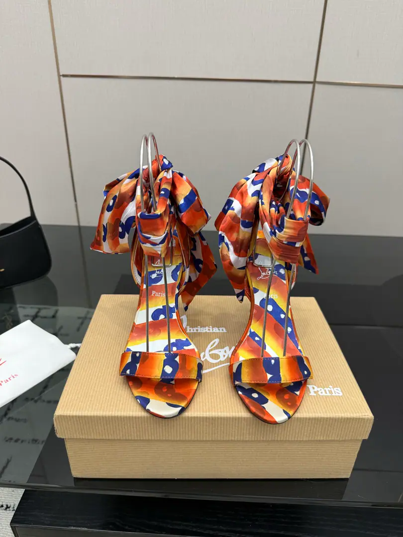 TopChristian Louboutin | 2026s𝐒OriginalCLThe newest pair of heels.～ Fashion-based red-drinking sandals. New red metal and hot rose heels. Nothing to say is a whole lot of crazy.💋#A deadly temptation. Material: Import silk. Uchi.: In the sheep's skin. Otsumi!: The original import top is a big one. Size: 35–42（35.40.41.42）Make a no-refund order. He's tall.: 10cm