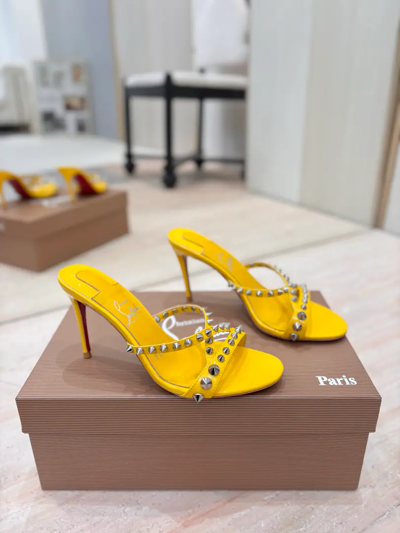 Plant price 𝐶ℎ𝑟𝑖𝑠𝑡𝑖𝑎𝑛 𝐿𝑜𝑢𝑏𝑜𝑢𝑡𝑖𝑛Red bottom heights and series.🍷🍷 ♪ When the sun goes through the city ♪, You need a couple of meetings.「# Light #」High heels.. Rink Shoes Series, Light the summer streets with saturation.: ●The glow is green like a morning butter and milk shake., Lighting the tediousness of the commute.. ●The bright oranges are like falling gold., Let dating time bring a filter.. ●The classic black nails hide the vehement., The workspace is full in one second.. Every pair of shoes is a love poem for the city., The nails are refractioning the starlight between steps.. There's no need to catch up with the tide., You're the tide itself.——Step on it.CL, Make every step focus., ♪ And make the ordinary routines ♪TThe show.. 【Material】 ✅Uchi.: In the sheep's skin. ✅Otsumi!: The original is really a big one. ✅Colours: Come to color the card. ✅Codes: 34-42 (34.40.41.42No re-election.） ✅He's tall.: 10.5cm