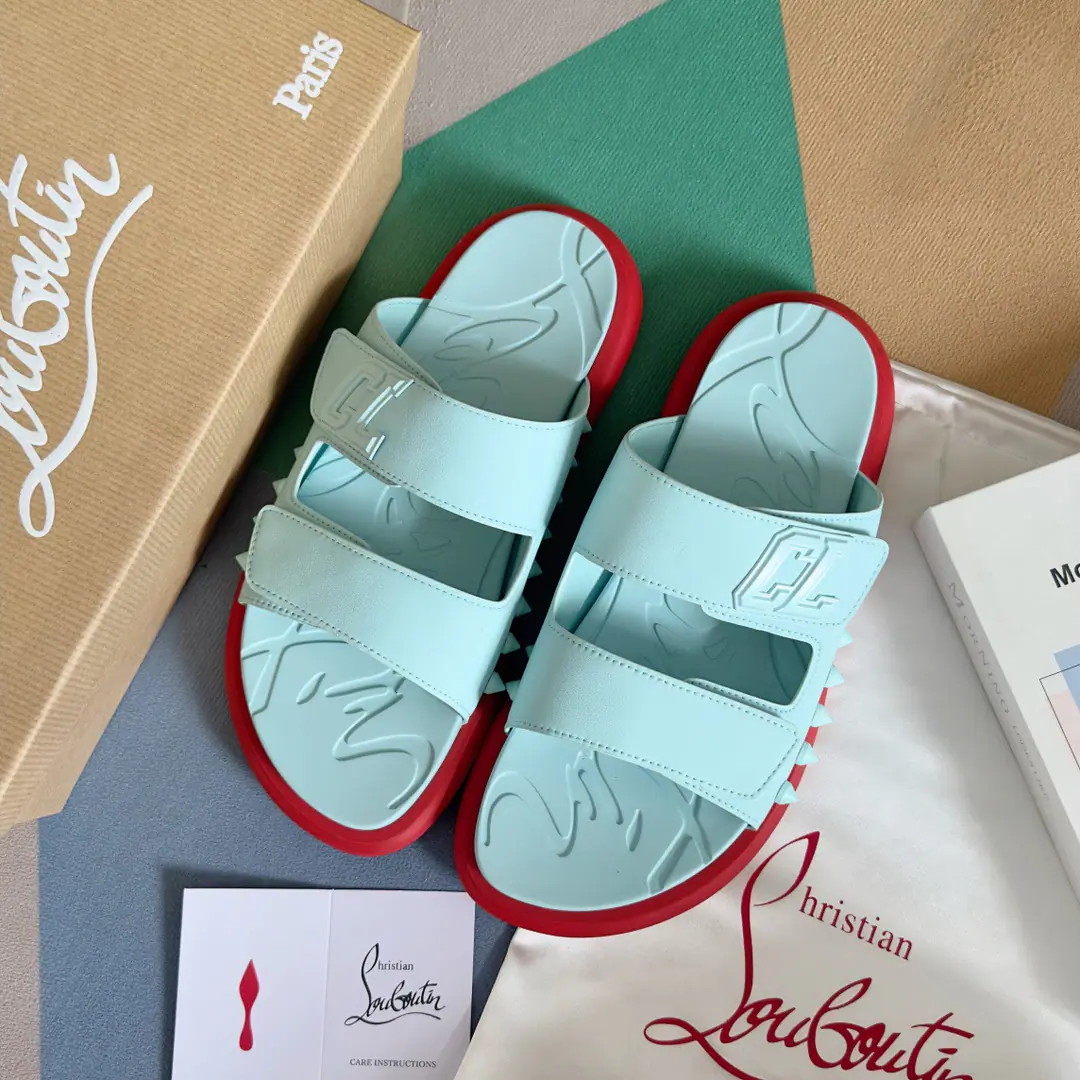 Christian Louboutin Lupertin.CL Red bottom shoes. Take It EasySeries The nails. - Slugs. Original procurement development Make the goods. Original procurement development Make the goods. It's full of summer.Take It EasyMoeller's shoes are made of black rubber., The soles of the shoe are marked with a designer signature.. The shoe gang's broad-flashed straps are scalded with a special colored coronary., Original modeling of slide-resistant rubber material Size: Men39-46