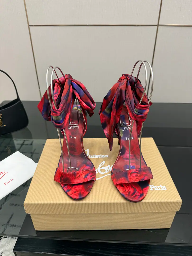 TopChristian Louboutin | 2026s𝐒OriginalCLThe newest pair of heels.～ Fashion-based red-drinking sandals. New red metal and hot rose heels. Nothing to say is a whole lot of crazy.💋#A deadly temptation. Material: Import silk. Uchi.: In the sheep's skin. Otsumi!: The original import top is a big one. Size: 35–42（35.40.41.42）Make a no-refund order. He's tall.: 10cm