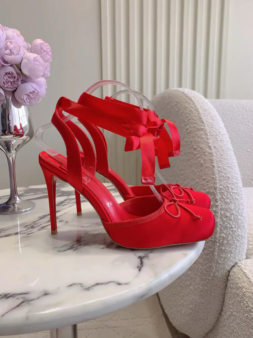 Get out of the factory. Christian Loubouti* New ballet heels. Ballet heels are a total destabilization of the cognitive sisters. You're a fairy!🧚‍♀️ A classic bow of a shoehead.➕Hand-held squealing design Ribbon twigs around the ankles. It's so beautiful with your feet. What girl is not interested in anything? Nice shoe face. I'll put my foot on the skin inside. OriginalAR1That's a big top. He's tall.9.5cm Size35-39（34.40.41.42.43Do it.）