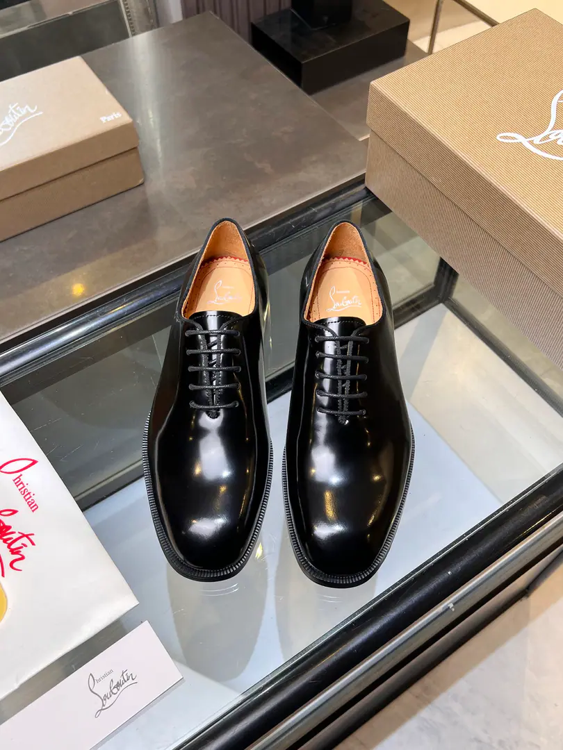 CL The new guy's wearing a Derby shoe. Christia* Loubouti* Red bottom shoes. Red-dipedic luxury., Remodel the rectangular boundaries of leisure. I'm very innovative in material selection., Create a rich visual and tactile experience at the level of different material collisions！ Use top-of-the-line cow skin./- The bright side./♪ I'm gonna put the technology into the search ♪ Shoes face integration using manual stitching, The pin's feet are even., It's based on the platonic shoes of the square head., Lines are falling down the atmosphere., The man in the suit is a hard-ass.. A metal nail on the shoe face., I'll give you a personal detail for the classic LeFleur shoe., Breaking the common sense of leisure shoes., Jean.“Low profile luxury.”I've got a visual expression.. From the original color inside the shoes/Red cow skin lined to the bottom of red shoes with a full recognition., “Red Bottom”Not just the brand's visual identification., And I'm a walking man.“Luxury code”, The red soles that unwittingly appear., ♪ Passing taste and identity in a moment ♪. Illustrated from material, To design personality integration, And then the craft's heart., Christy.·The Rubuto Boys' LeFoo Shoes Series is not just a pair of leisure shoes., And a man.“Yapungue.”They're armed.. It's not just a business-friendly meeting., Or is it a routine fashion?, It can be“Red Deedby.”♪ The gesture of the world ♪, You're a man of style on every occasion.. Standard leather shoe code number: 39～44# （38.45.46🉑️Do it.）