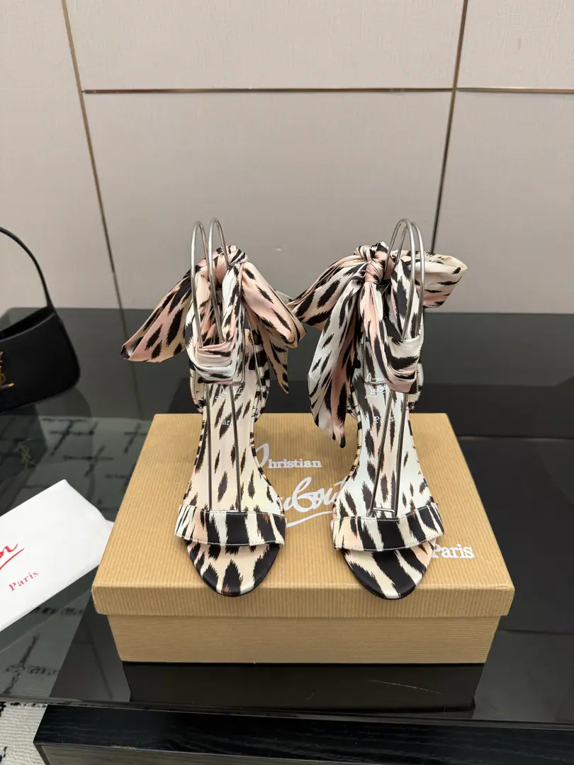 TopChristian Louboutin | 2026s𝐒OriginalCLThe newest pair of heels.～ Fashion-based red-drinking sandals. New red metal and hot rose heels. Nothing to say is a whole lot of crazy.💋#A deadly temptation. Material: Import silk. Uchi.: In the sheep's skin. Otsumi!: The original import top is a big one. Size: 35–42（35.40.41.42）Make a no-refund order. He's tall.: 10cm