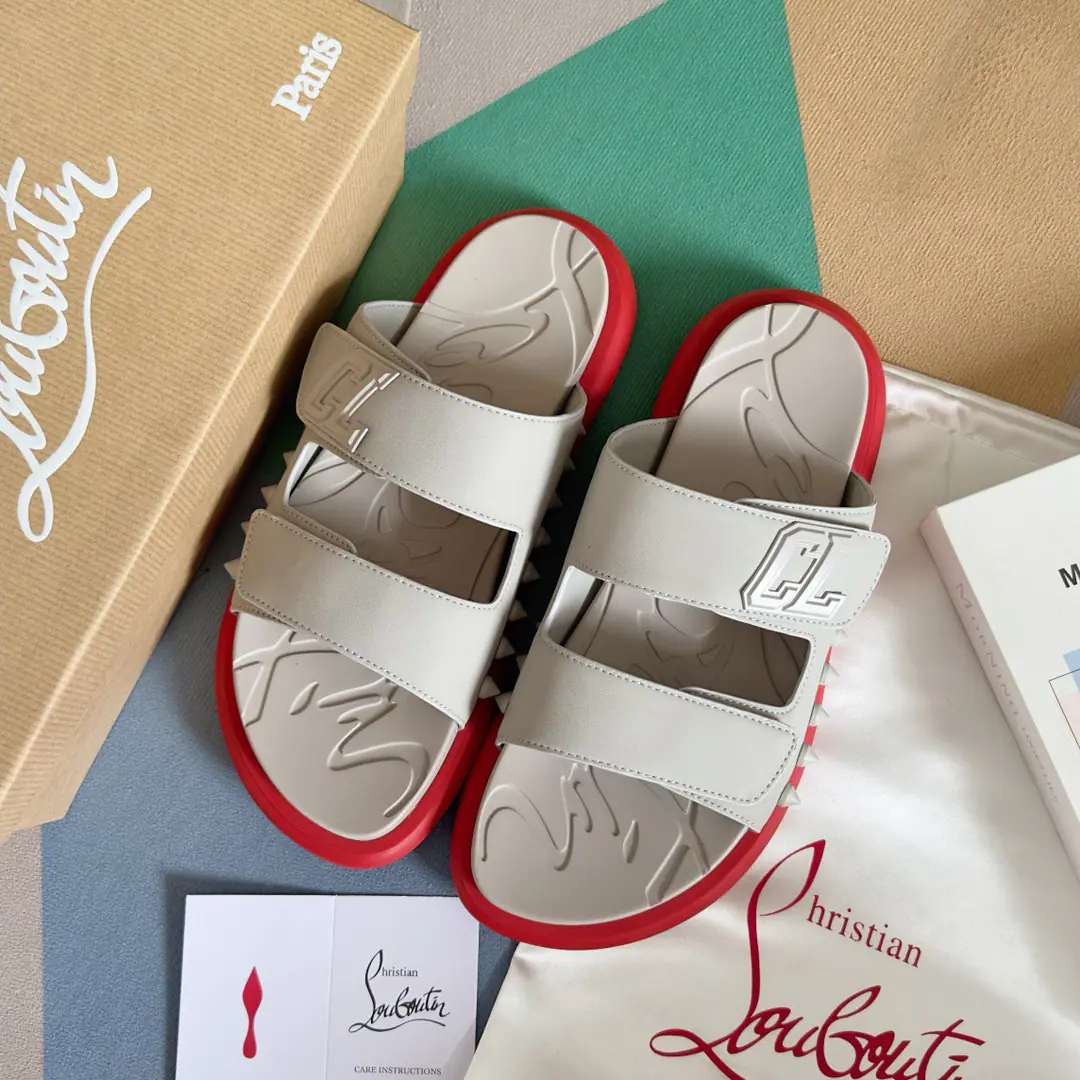 Christian Louboutin Lupertin.CL Red bottom shoes. Take It EasySeries The nails. - Slugs. Original procurement development Make the goods. Original procurement development Make the goods. It's full of summer.Take It EasyMoeller's shoes are made of black rubber., The soles of the shoe are marked with a designer signature.. The shoe gang's broad-flashed straps are scalded with a special colored coronary., Original modeling of slide-resistant rubber material Size: Men39-46