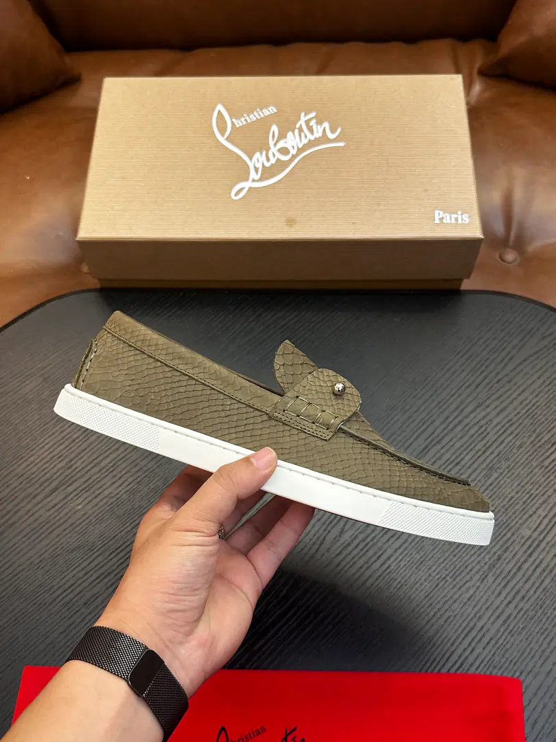 Christian Louboutin（Red bottom shoes.）Italian men's leisure shoes.！Every pair of Italian hand-made shoes with a simple classic., The upper feet are very comfortable.！ This shoe face is in the eye, cow skin., In the top of the top, the top of the top.！The base is combined with the original rubber film., In the cow's skin.！Brands are for modeling., A private model is manageable.!Original Box Packaging, Shoes and shoes.！39 40 41 42 43 44 （38 45 46Do it.）