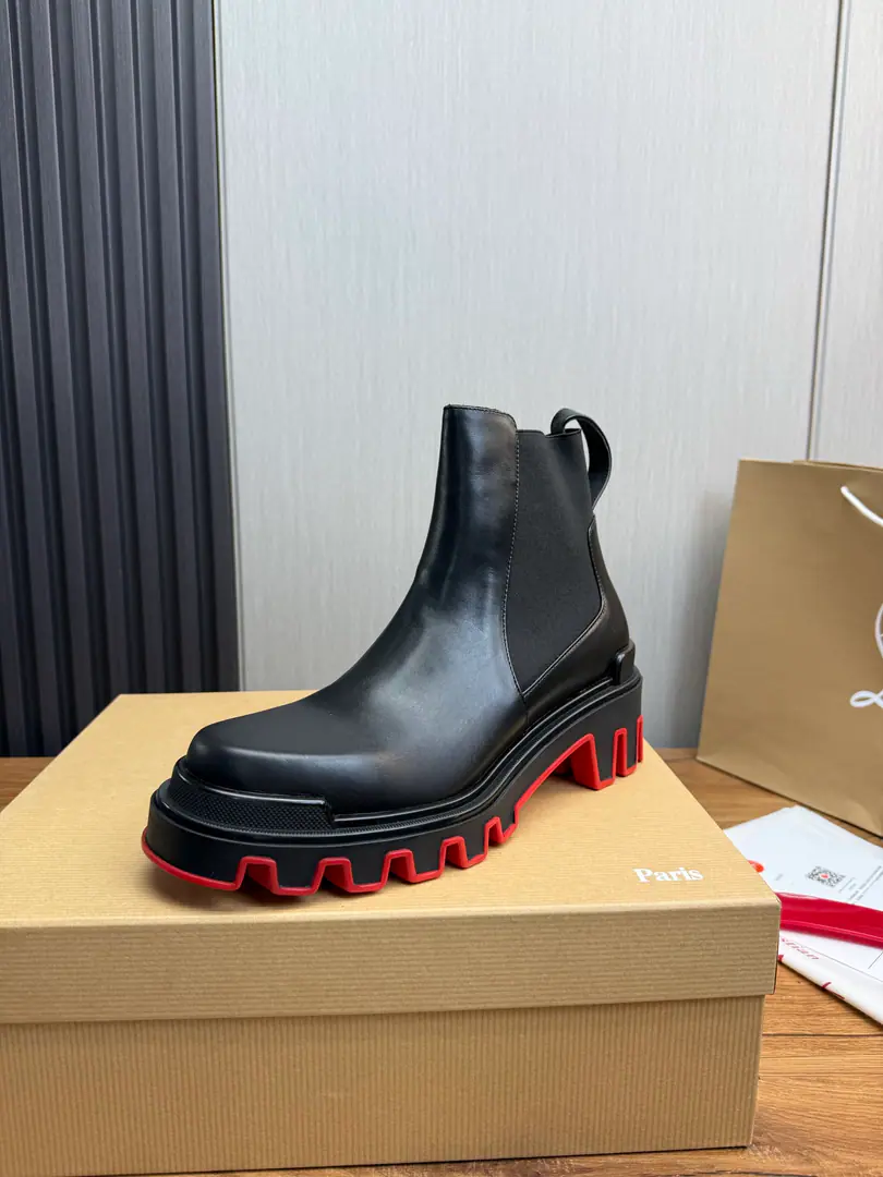 Plant CL Red bottom boots.🆑1:1Original Open.Synchronise update of the network～ Christian* Louboutin, The shoe is imported into the skin of the cow.+In the skin of the watered cow., Original thick red bottom, Slipperproof.⬆️ Full cabinet packing🎁39-46（45.46Make a no-refund order.）