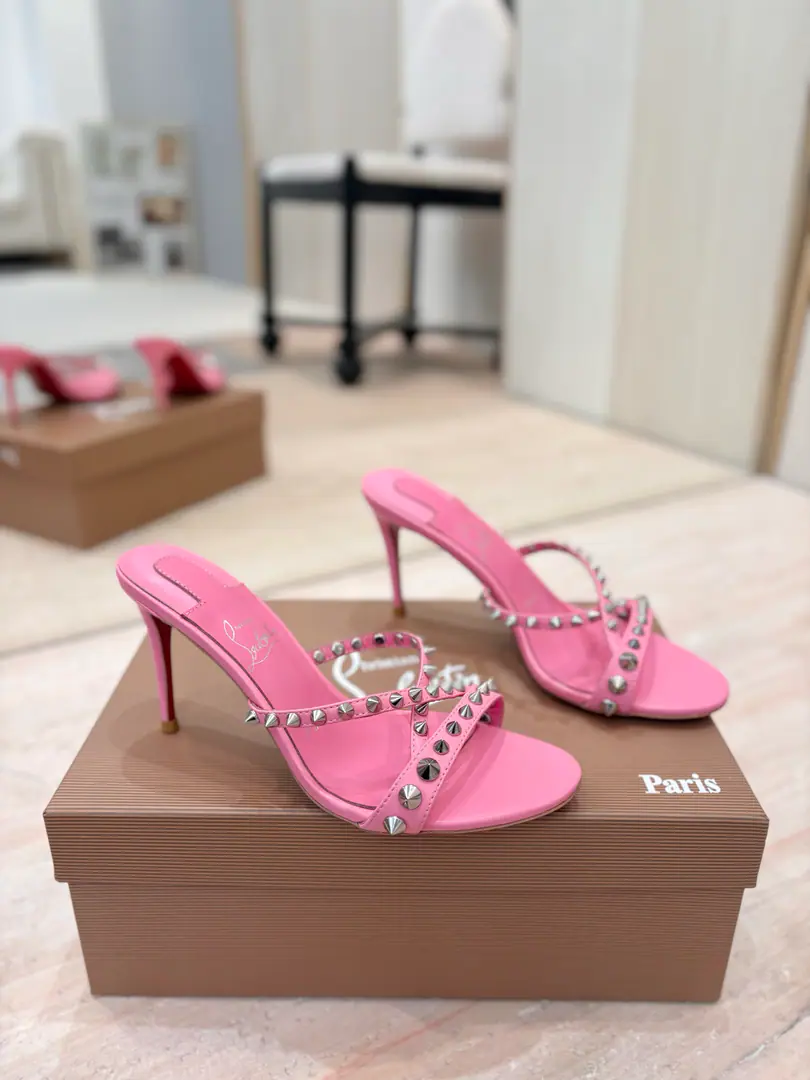 Plant price 𝐶ℎ𝑟𝑖𝑠𝑡𝑖𝑎𝑛 𝐿𝑜𝑢𝑏𝑜𝑢𝑡𝑖𝑛Red bottom heights and series.🍷🍷 ♪ When the sun goes through the city ♪, You need a couple of meetings.「# Light #」High heels.. Rink Shoes Series, Light the summer streets with saturation.: ●The glow is green like a morning butter and milk shake., Lighting the tediousness of the commute.. ●The bright oranges are like falling gold., Let dating time bring a filter.. ●The classic black nails hide the vehement., The workspace is full in one second.. Every pair of shoes is a love poem for the city., The nails are refractioning the starlight between steps.. There's no need to catch up with the tide., You're the tide itself.——Step on it.CL, Make every step focus., ♪ And make the ordinary routines ♪TThe show.. 【Material】 ✅Uchi.: In the sheep's skin. ✅Otsumi!: The original is really a big one. ✅Colours: Come to color the card. ✅Codes: 34-42 (34.40.41.42No re-election.） ✅He's tall.: 10.5cm
