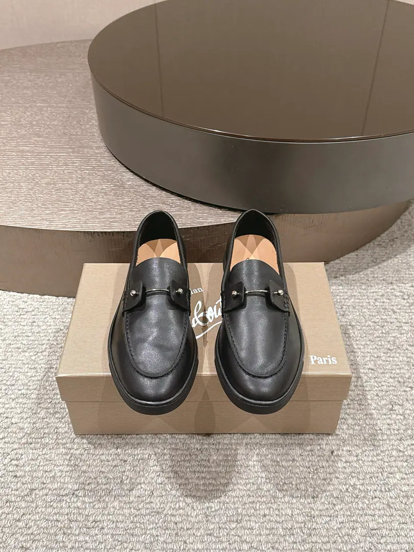 CL Christia* Loubouti*（Red bottom shoes.） Chambeliboat LeFlell Shoes. The Italian man's new shoes on the leisure boat.🆕 Every pair of Italian hand-made shoes with a simple classic., The upper feet are very comfortable.！ This shoe face is in the eye, cow skin., Handmade shoe face Little crossband metal shoe buttons instead of shoelaces are more of a look., It's invisible.. The little cow has a comfort in skin. Original rubber film combination, ♪ And it's a beautiful look ♪. It's a very good feeling.. Unpackaged launch, Multicolor🉑Select！ Standard leather shoe code number: 39～46（45.46Do it.）