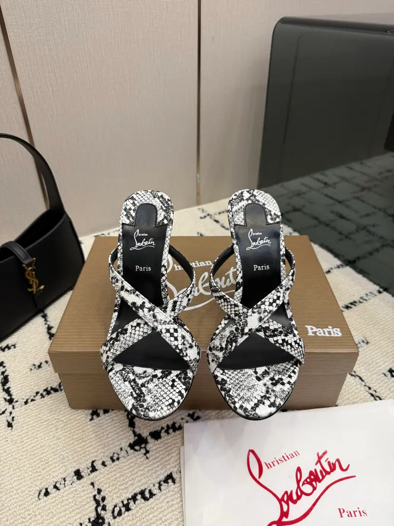 TopChristian Louboutin | 2026s𝐒OriginalCLThe newest pair of heels.～ Fashion-based red-drinking sandals. New red metal and hot rose heels. Nothing to say is a whole lot of crazy.💋#A deadly temptation. Material: Import silk., The cow's hair is dumb., Snake-steeled cow skin. Uchi.: In the sheep's skin. Otsumi!: The original import top is a big one. Size: 35–42（35.40.41.42）Make a no-refund order. He's tall.: 10cm