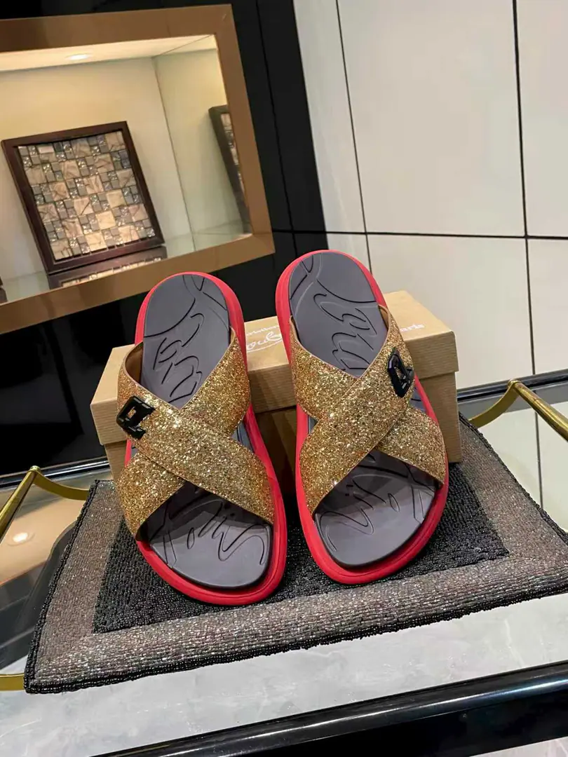 Christian Louboutin Lupertin.CL Red bottom shoes. Take It EasySeries The nails. - Slugs. Original procurement development Make the goods. Original procurement development Make the goods. It's full of summer.Take It EasyMoeller's shoes are made of black rubber., The soles of the shoe are marked with a designer signature.. The shoe gang's broad-flashed straps are scalded with a special colored coronary., Original modeling of slide-resistant rubber material Size: Men39-46
