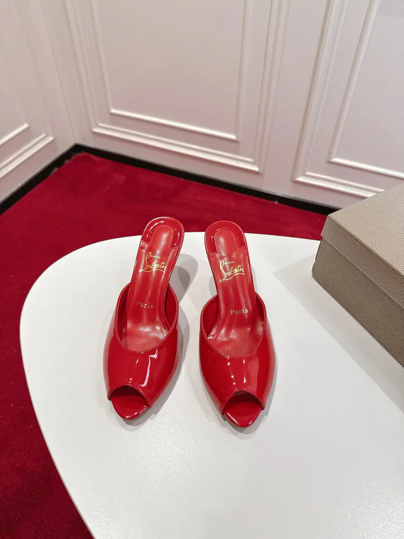 🆑 Top Original Box Christian Louboutin | 2025s𝐒The original is heavy load.CLClassic paint fish with high-mouthed slippers.～ ❤︎ Shoe.: Black as red as a conflict., A perfect interpretation of the classic of the pair of heels., The type of line is elegant., Packages are fit to the foot., It's a charm for hand-shoes. ❤︎ Material: Imports of real sheep. ❤︎ Uchi.: In the pellets of the sheep. ❤︎ Otsumi!: The paint is so thick. ❤︎ Size: 34-43「34.40.41.42.43Make a no-refund order.」 ︎︎❤︎ Color: Five Colors ❤︎ He's tall.: NYO5.5cm