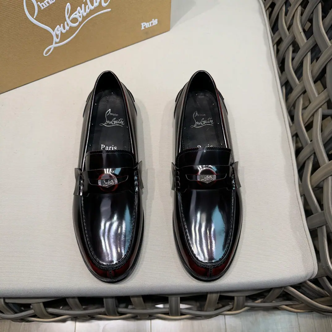 Christia*.Loubouti*🆑High-end man business leather shoes.｜Classic red shoes.｜Original import of head-level cattle skin｜Marked nail decoration｜In the skin of the watered cow.｜Italian imports of red cow skins｜High-end luxury｜It's a perfect interpretation of fashion., Sunshine., It's a style., It's for every occasion. Size: 39-44（38.45.46Do it.）