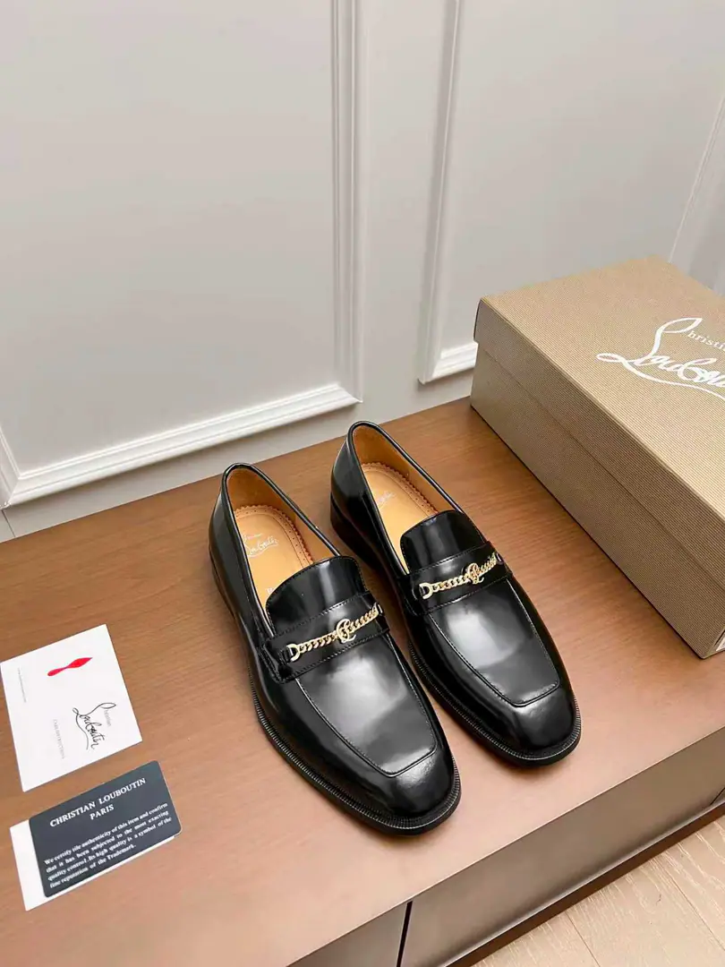 CL The new guy's wearing a Derby shoe. Christia* Loubouti* Red bottom shoes. Red-dipedic luxury., Remodel the rectangular boundaries of leisure. I'm very innovative in material selection., Create a rich visual and tactile experience at the level of different material collisions！ Use top-of-the-line cow skin./- The bright side./♪ I'm gonna put the technology into the search ♪ Shoes face integration using manual stitching, The pin's feet are even., It's based on the platonic shoes of the square head., Lines are falling down the atmosphere., The man in the suit is a hard-ass.. A metal nail on the shoe face., I'll give you a personal detail for the classic LeFleur shoe., Breaking the common sense of leisure shoes., Jean.“Low profile luxury.”I've got a visual expression.. From the original color inside the shoes/Red cow skin lined to the bottom of red shoes with a full recognition., “Red Bottom”Not just the brand's visual identification., And I'm a walking man.“Luxury code”, The red soles that unwittingly appear., ♪ Passing taste and identity in a moment ♪. Illustrated from material, To design personality integration, And then the craft's heart., Christy.·The Rubuto Boys' LeFoo Shoes Series is not just a pair of leisure shoes., And a man.“Yapungue.”They're armed.. It's not just a business-friendly meeting., Or is it a routine fashion?, It can be“Red Deedby.”♪ The gesture of the world ♪, You're a man of style on every occasion.. Standard leather shoe code number: 39～44# （38.45.46🉑️Do it.）