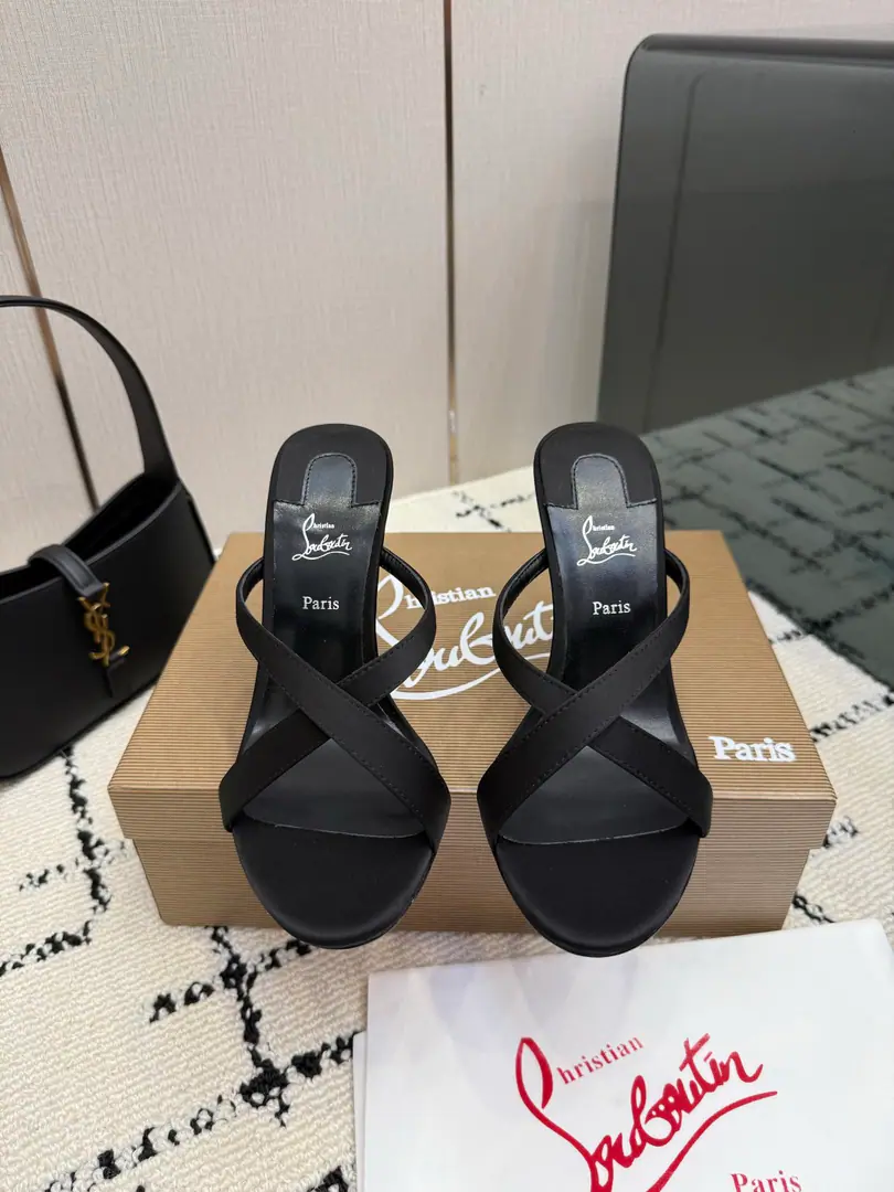 TopChristian Louboutin | 2026s𝐒OriginalCLThe newest pair of heels.～ Fashion-based red-drinking sandals. New red metal and hot rose heels. Nothing to say is a whole lot of crazy.💋#A deadly temptation. Material: Import silk., The cow's hair is dumb., Snake-steeled cow skin. Uchi.: In the sheep's skin. Otsumi!: The original import top is a big one. Size: 35–42（35.40.41.42）Make a no-refund order. He's tall.: 10cm