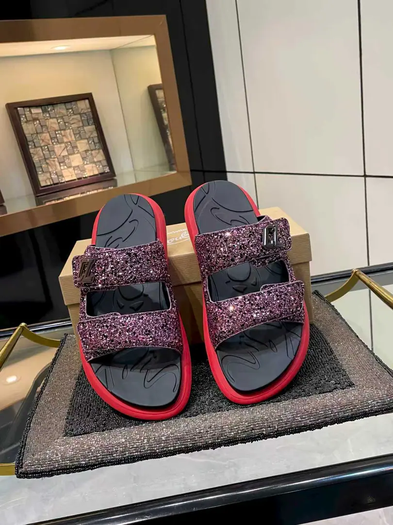 Christian Louboutin Lupertin.CL Red bottom shoes. Take It EasySeries The nails. - Slugs. Original procurement development Make the goods. Original procurement development Make the goods. It's full of summer.Take It EasyMoeller's shoes are made of black rubber., The soles of the shoe are marked with a designer signature.. The shoe gang's broad-flashed straps are scalded with a special colored coronary., Original modeling of slide-resistant rubber material Size: Men39-46
