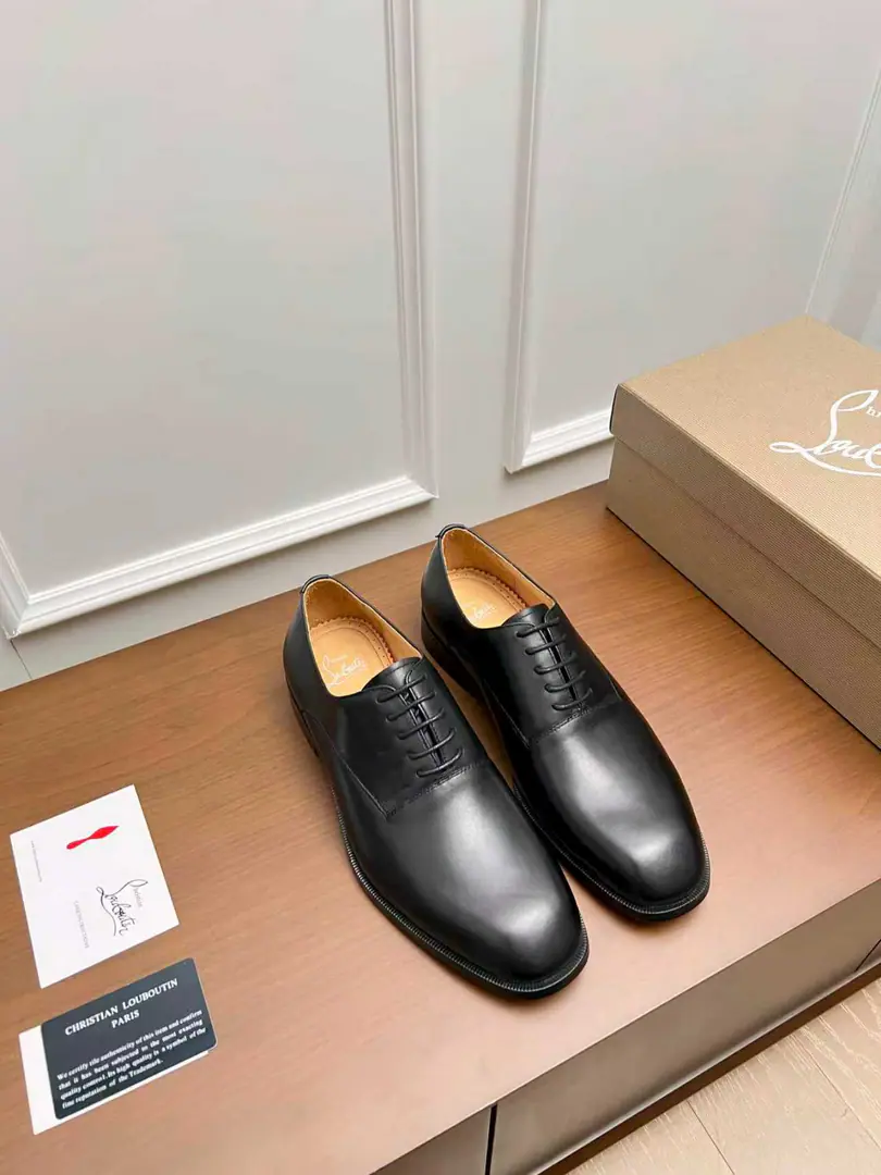CL The new guy's wearing a Derby shoe. Christia* Loubouti* Red bottom shoes. Red-dipedic luxury., Remodel the rectangular boundaries of leisure. I'm very innovative in material selection., Create a rich visual and tactile experience at the level of different material collisions！ Use top-of-the-line cow skin./- The bright side./♪ I'm gonna put the technology into the search ♪ Shoes face integration using manual stitching, The pin's feet are even., It's based on the platonic shoes of the square head., Lines are falling down the atmosphere., The man in the suit is a hard-ass.. A metal nail on the shoe face., I'll give you a personal detail for the classic LeFleur shoe., Breaking the common sense of leisure shoes., Jean.“Low profile luxury.”I've got a visual expression.. From the original color inside the shoes/Red cow skin lined to the bottom of red shoes with a full recognition., “Red Bottom”Not just the brand's visual identification., And I'm a walking man.“Luxury code”, The red soles that unwittingly appear., ♪ Passing taste and identity in a moment ♪. Illustrated from material, To design personality integration, And then the craft's heart., Christy.·The Rubuto Boys' LeFoo Shoes Series is not just a pair of leisure shoes., And a man.“Yapungue.”They're armed.. It's not just a business-friendly meeting., Or is it a routine fashion?, It can be“Red Deedby.”♪ The gesture of the world ♪, You're a man of style on every occasion.. Standard leather shoe code number: 39～44# （38.45.46🉑️Do it.）