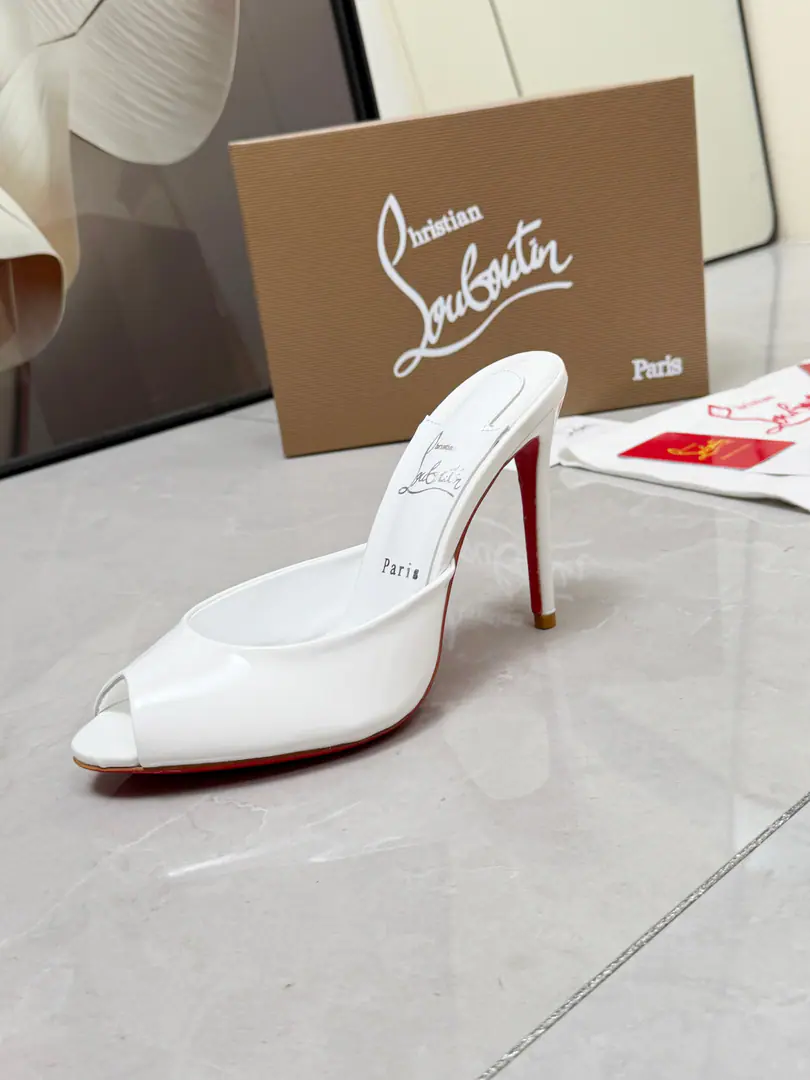 ChristianLouboutinLupertin. CLRed bottom shoes.‖ Global limit！A blessing from Las Vegas.❤The miraculous neon from Las Vegas.🎆 Manual, Fine process❗Collection-level works❗ It's absolutely sucking.🌟 The classic scaffolded fish with high heels and slippers. Fine It's beautiful. It's beautiful. Fashion sandals. "Standing high heels." There's no resistance. Sexy goddess. Unmask the invincible woman. ♪ The colorful red ♪ Like the red blanket the queen was on the top. The air field is open in minutes. In love and in work. - Red! It's a particularly fascinating thing. Women are so good.！It's for all kinds of parties. 💎 The undefeated classic. It's a one-to-one-open custom. 🍳Fabulous.: Original Materials 🍳Uchi.: Importing soft sheep's skins and putting feet inside them. 🍳Otsumi!: Original Unique Real Skin 🍳He's tall.: 10.5cm 🍳Color: Black and white. Almond skin. White paint. Red paint.4Colour 🍳Size: 35-39（40/41/42/43I'll make sure I don't change it.）Standard Code 🍳Packaging: Bags with bags., Card