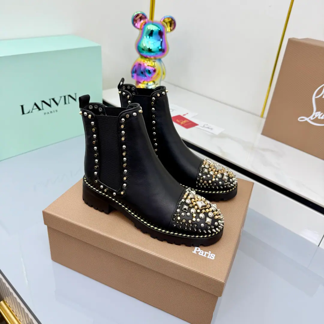 Classic..It's a long time..The topsup is for sale.. Christian Louboutin•Autumn money. Original to develop a new high-quality cabinet, The original set is full of handsome boots., Shoehead nail design, Double black red with top-level process combinations of large bottoms, The colored light is completely equal to the original., All the craft and the star's foot.·Celebrity Street is a big deal., That's why the factory strongly recommended it.！ Material: The fabric imports the skin of the calf and the electric plating of the hardware rink.！I'll put my feet on the back of my head.！Top-level processes are not the combination of the two-coloured rubber floors that can be done in normal plants., Configure cabinet original packaging Szie: 35-40 （41Make a reservation.）