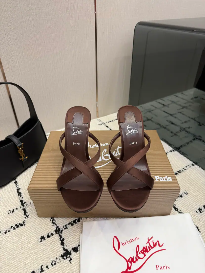 TopChristian Louboutin | 2026s𝐒OriginalCLThe newest pair of heels.～ Fashion-based red-drinking sandals. New red metal and hot rose heels. Nothing to say is a whole lot of crazy.💋#A deadly temptation. Material: Import silk., The cow's hair is dumb., Snake-steeled cow skin. Uchi.: In the sheep's skin. Otsumi!: The original import top is a big one. Size: 35–42（35.40.41.42）Make a no-refund order. He's tall.: 10cm