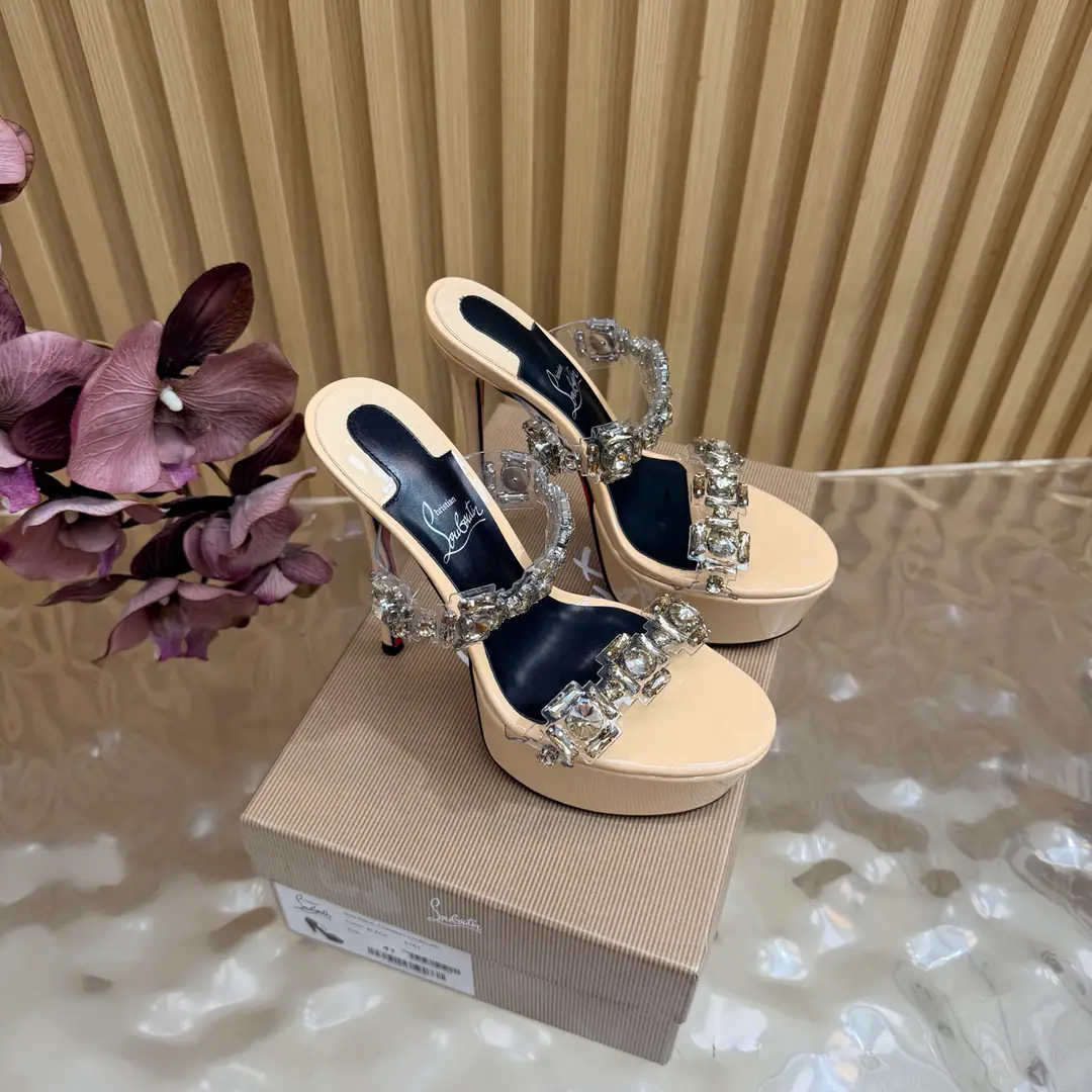 🆑 Christian Louboutin | 2026s𝐒OriginalCLThe newest pair of heels.～ Fashion-showed red-drinking sandals. New red metal and hot rose heels. Nothing to say is a whole lot of crazy.💋#A deadly temptation. ❤︎Shoe.: A beautiful new one., ♪ And roses on the tip of their feet ♪, From petals to flowers, All artificial stitches are made in the crystals. You're a good-ass guy. ❤︎ Material: Painted skin. ❤︎ Uchi.: In the sheep's skin. ❤︎ Otsumi!: The original import top is a big one. ❤︎ Size: 35–42（35.40.41.42）Make a no-refund order. ❤︎ He's tall.: 15.5cm Water table: 6.5cm