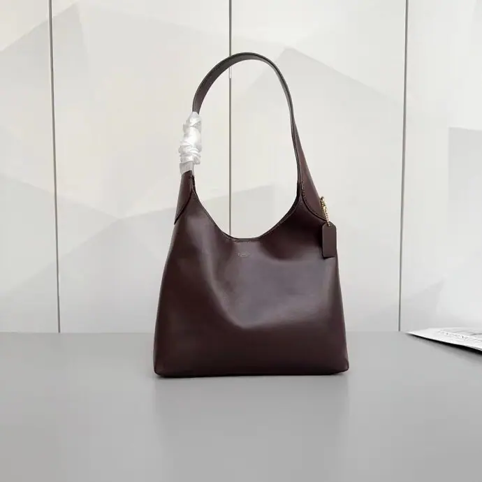 【Packaging】【Original plant level】 CU BrooklynThe one-handbag has a simple design that is elegant., It's a unique attitude from New York.. Half a month of kit design using natural granular leather with fine texture, A compact bag with convenient buttons.. The bags are equipped with enough room for collection and a convenient multipurpose pocket.. Dimensions: 28-28-8cm