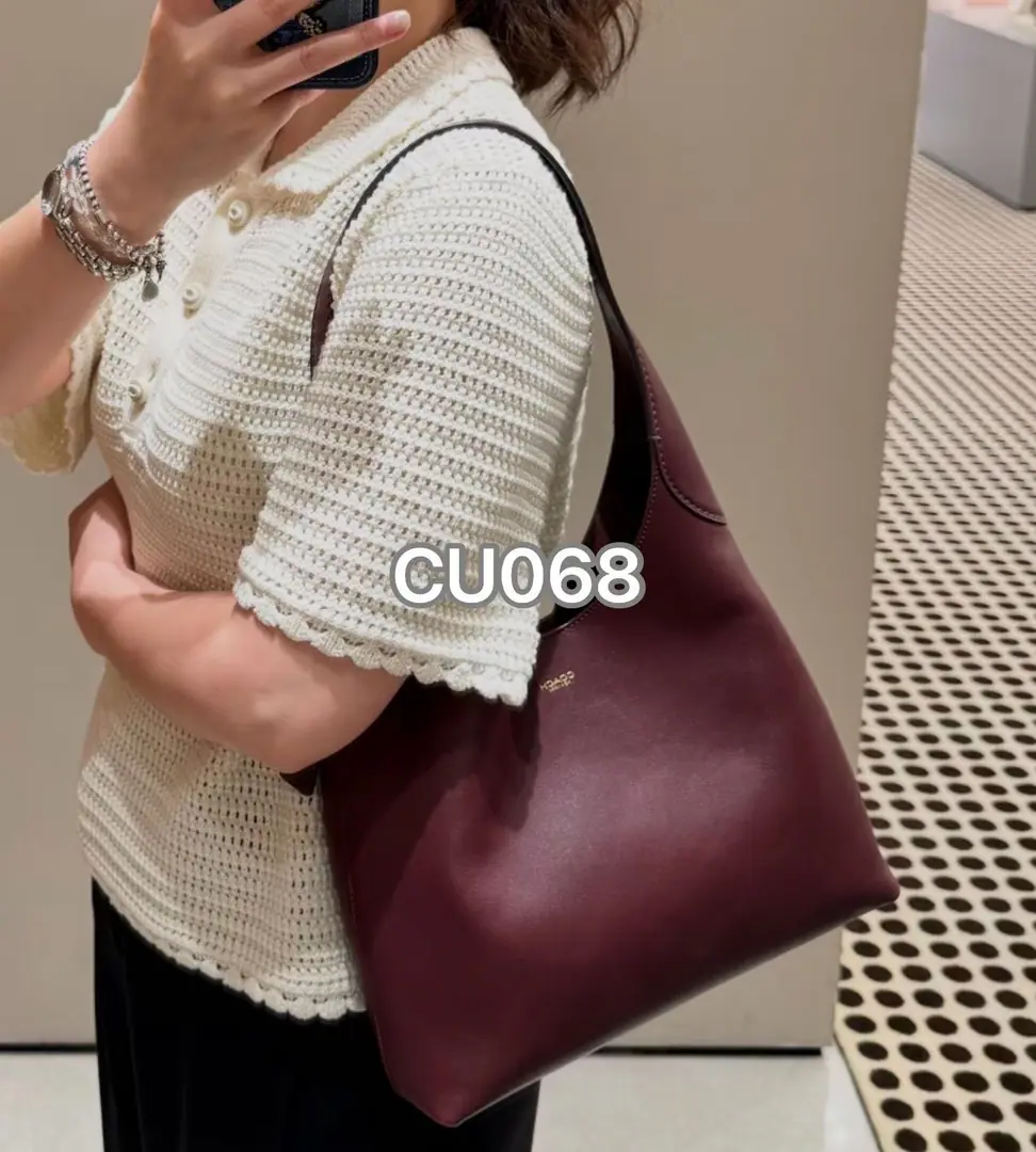 【Packaging】【Original plant level】 CU BrooklynThe one-handbag has a simple design that is elegant., It's a unique attitude from New York.. Half a month of kit design using natural granular leather with fine texture, A compact bag with convenient buttons.. The bags are equipped with enough room for collection and a convenient multipurpose pocket.. Dimensions: 28-28-8cm