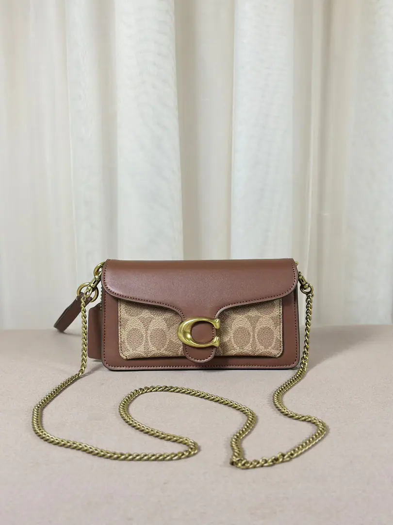 【Packaging】【Original plant level】, COACH/The new girl's bag.TABBY 19The number-and-line slanted bag. CBF14Two., Three credit card slots with built-in multipurpose pockets., The buttons open the pocket.. It's in the artificial tanning line., The chain can be broken back and slant across dimensions20Long10.5HighX4.5Broad spot supply