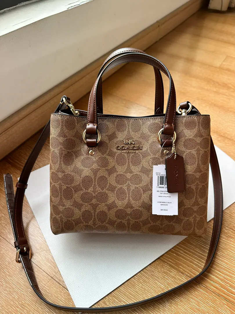 【Packaging】【Original plant level】 coachJulystationLittle Tot's got a caramel shot., Small and light., There's a partition., But the bill of lading slanted., The strap can be broken., The required daily commuter size28/20/11.5