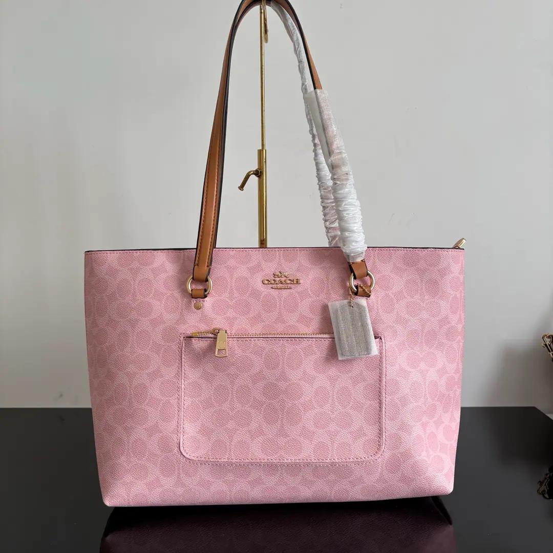 【Packaging】【Original plant level】 COACH/Miss Ulrich, the old flower.STATION 35The Tottal bag is a large capacity for a single shoulder bag. CEA21 Dimensions35*26*13