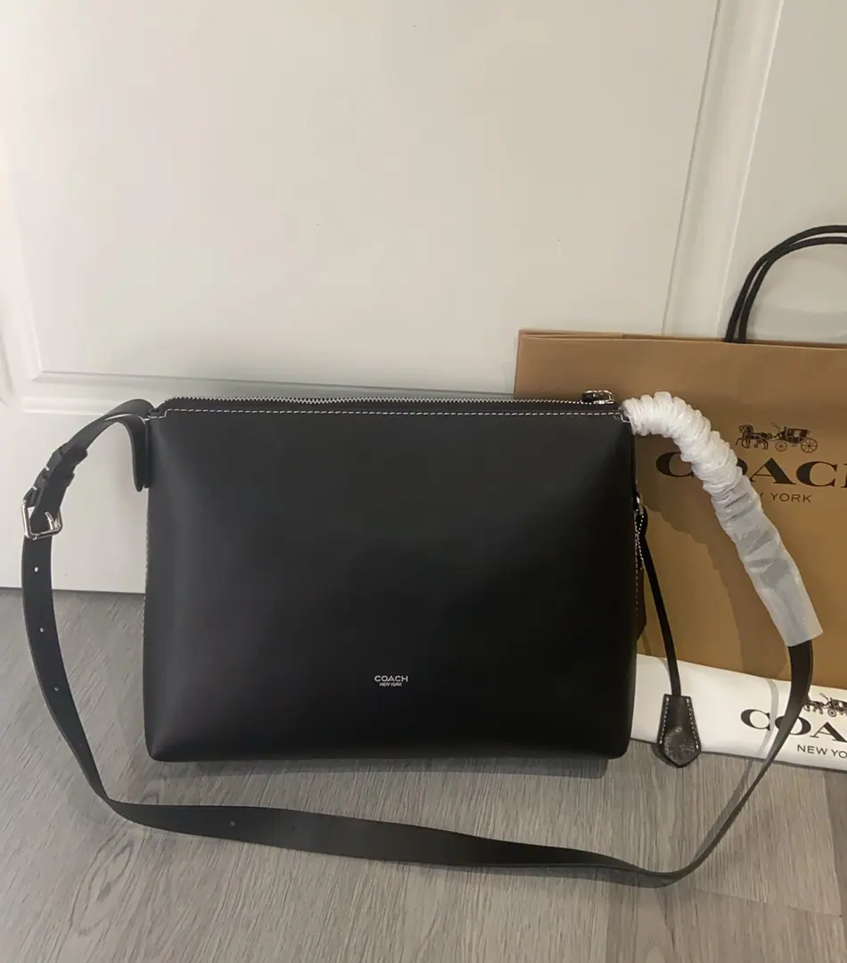 【Original factory skin】【Packaging】. COACH/Cork!mott cCW7733 CCB57It's been super hot lately. COACH/Same paragraph for men and womenmott33 It's been super hot lately. It's already a big bag of fire., It's a big capacity. CoachThe postman's bag was loosely suffocating.33/25/8