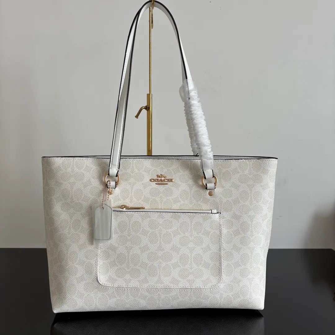 【Packaging】【Original plant level】 COACH/Miss Ulrich, the old flower.STATION 35The Tottal bag is a large capacity for a single shoulder bag. CCD69 Dimensions35*26*13