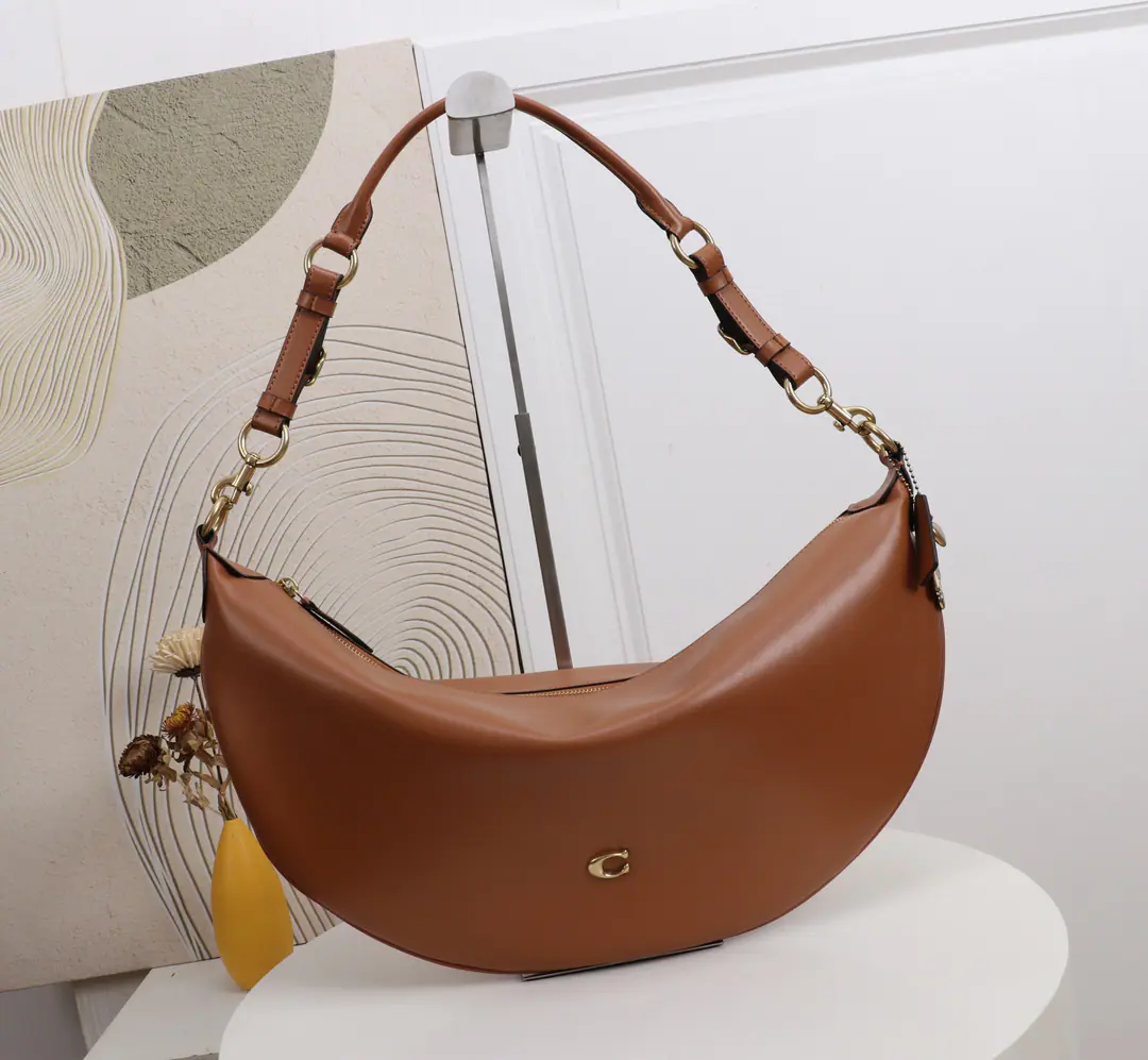 【Original factory skin】【Packaging】 Coach A single-sleeping toothbag. Dimensions: 48*25.5*3.5cm Model: CEN34