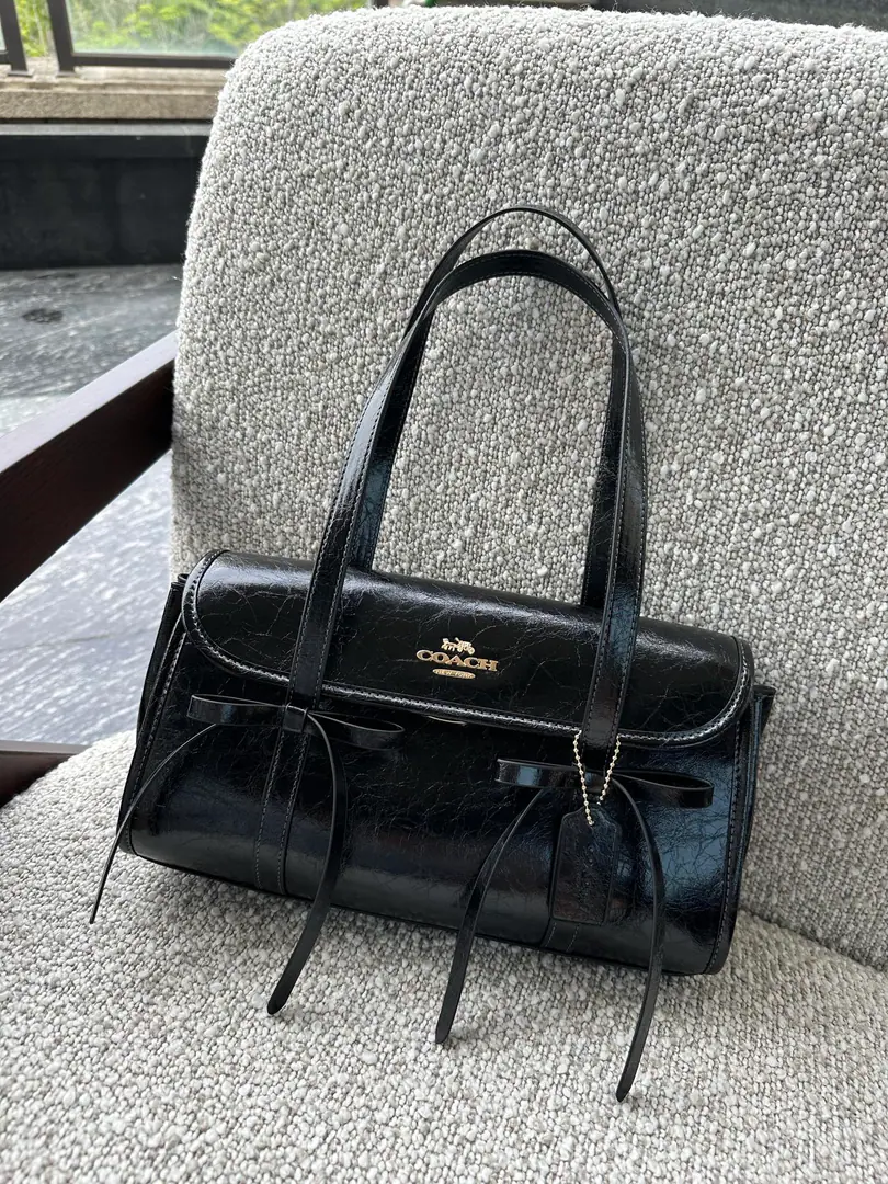 【Original factory skin】【Packaging】 【New paragraph】CoachCork!BridgetButterfly knots.🎀CDY94The new armpit is a bag of oiled lass and mucos. Put the armpit in your bag., There's a zipper pocket on the inside of the shiny wrinkle leather.. Press press press press button to open the design, With polyester liners.. Dimensions: Long34.5cm×Kuan12cm xHigh16cm, iPad mini, Even a long wallet can be included.. Next call.15013139986【TB88KC88】v.Letter