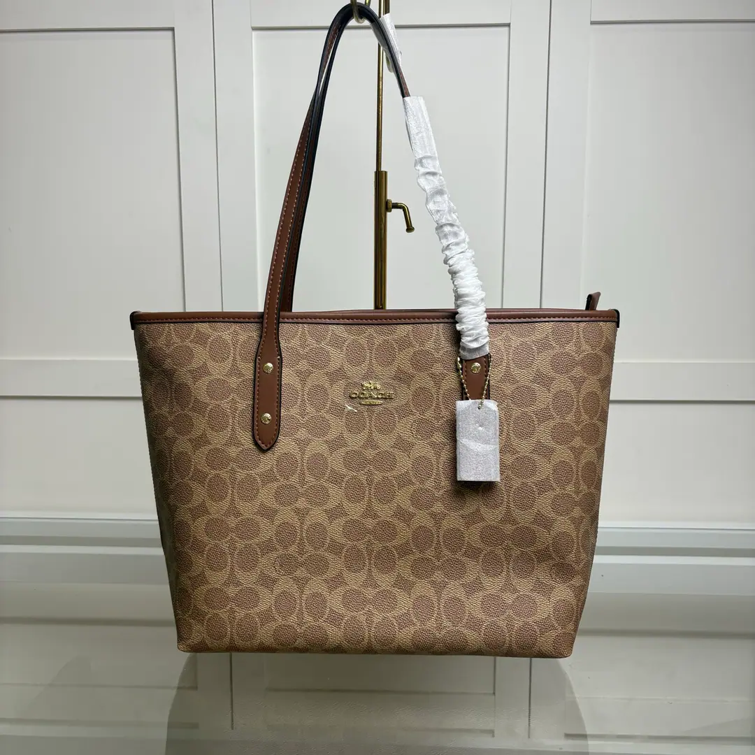 【Packaging】【Original plant level】 Coach The Queen's Shopping Bag. A lot of people like it.coachShopping bags Classic.！You can drop your daily supplies.！- It's a very convenient commute.！Dimensions: 30*10*27cm. CCQ28