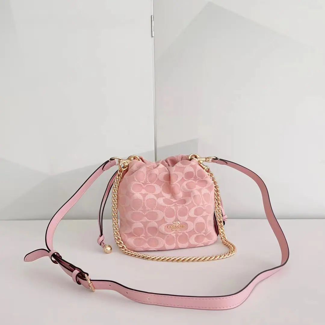 【Packaging】【Original plant level】. New bucket bag. CDE32Daning Blue., CCZ45Black CEPink. Mini-Man.FayeThe classic pull-lines., Detachable chains⛓️Shoulder belt., The fabric is too delicate. The new Queensman.FayeThe clouds are too fine and too cute, and the black blue masters, and the sewn up well-designed little fragrances are beautiful. Dimensions17/11/15.