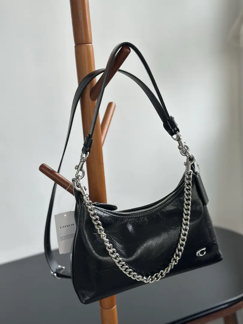 【Original factory skin】【Packaging】. coachCAD75/CAM26 Juliet Series25The small armpit is under the bag.3Colour Wrinkles of wax skin./The head of a cow has a good eye., It's very stable., Three shoulder belts., The top is also decorative. At the same time, the old flower rate is higher., CI'm a flower., With a little hanger. This paragraph has been reminiscent of the past. Metal chains⛓️ A pen with a pointer., Stylish and delicate. But the armpit is slanted., Fits to multiple styles Dimensions25/7/20