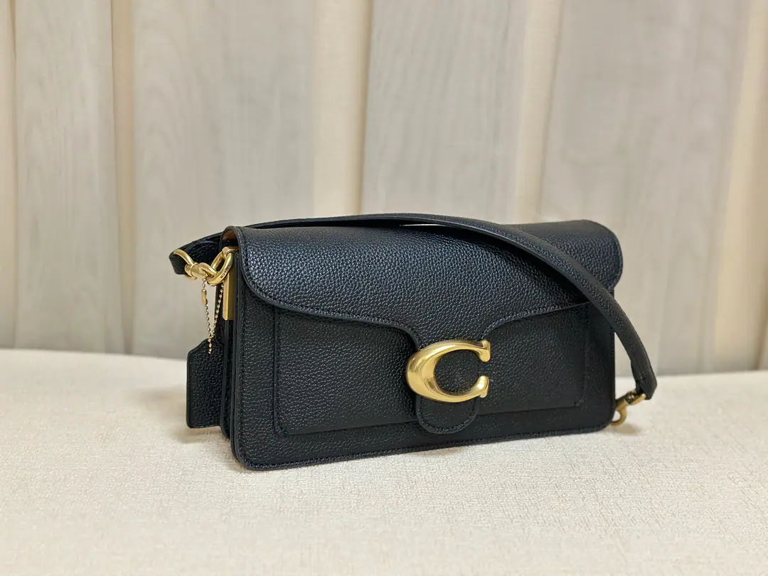 【Packaging】【Original plant level】 NewTabby Three-storey wine bag. cH Coach The wine-broom.TabbyThe handbag's shoulder slanted and it's been a hundred times., It's a popular thing.. The hardware is solid., The whole thing is small., It's a very special thing.. Each bag is free for a day or two., The internal structure is stratified., It's perfect.: 26/20cm. This size just fits the black and white spot.